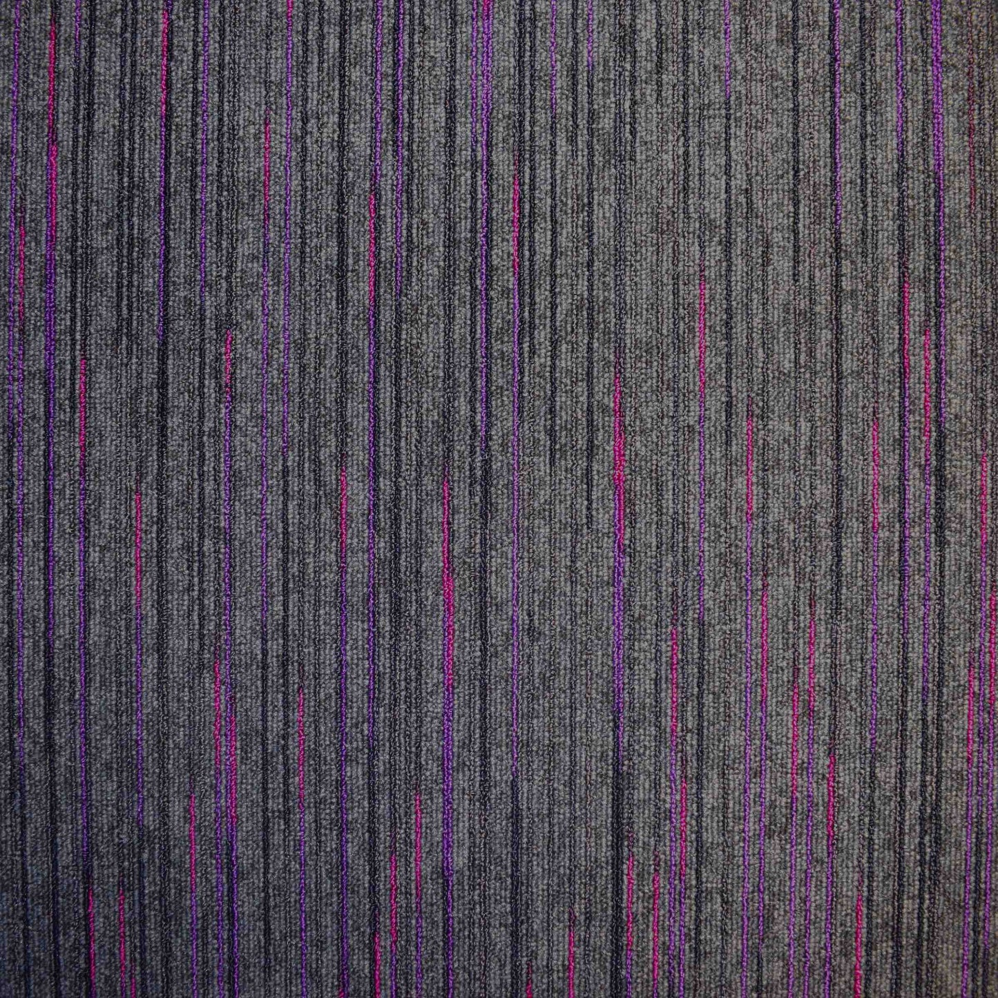 Strobe Vivid carpet tile