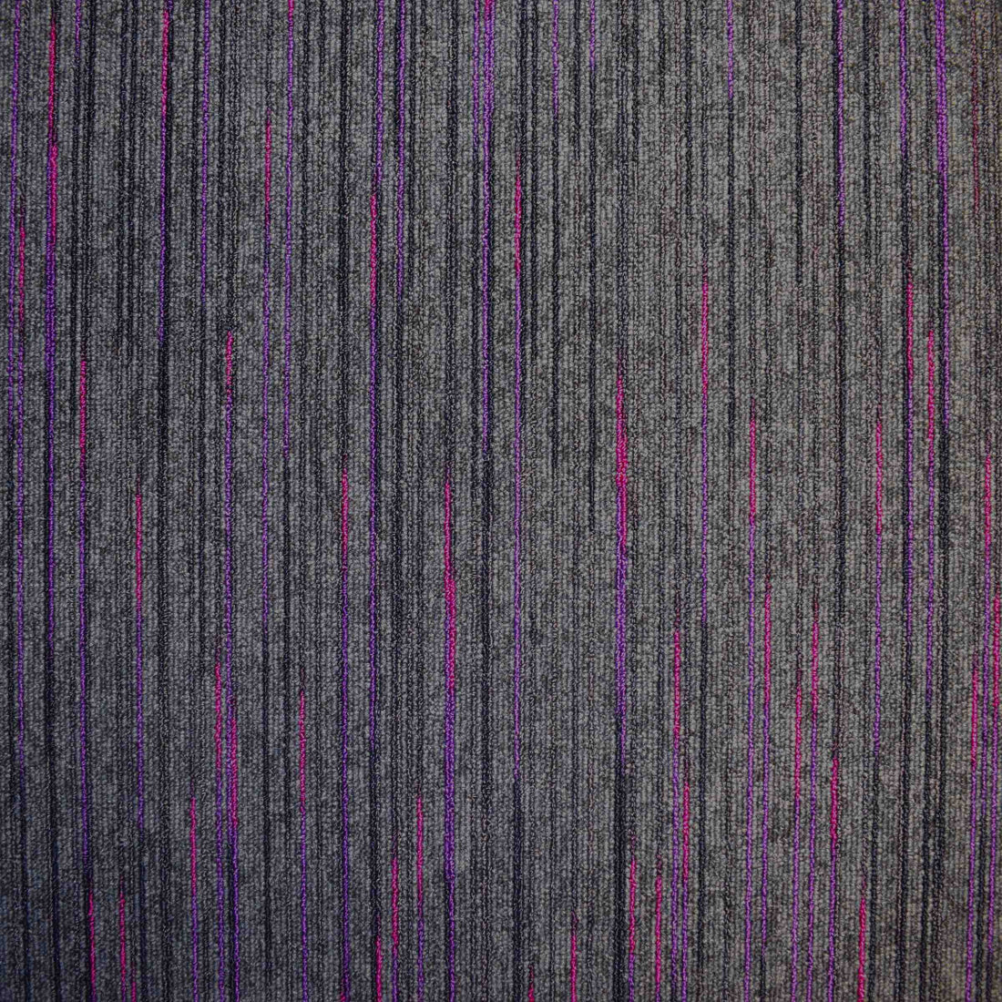 Strobe Vivid carpet tile