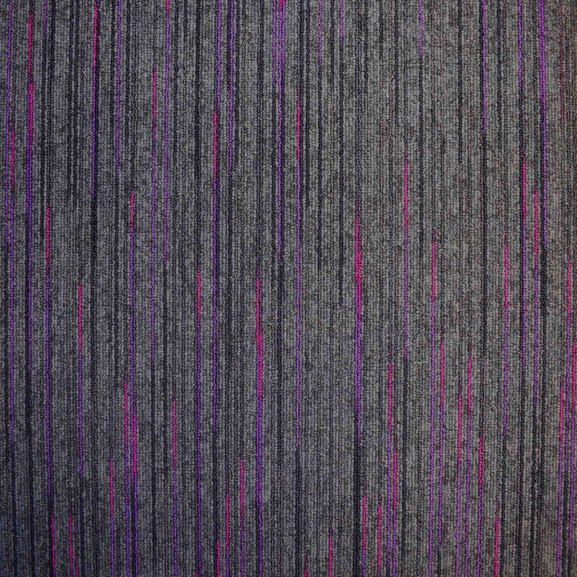 Strobe Vivid carpet tile