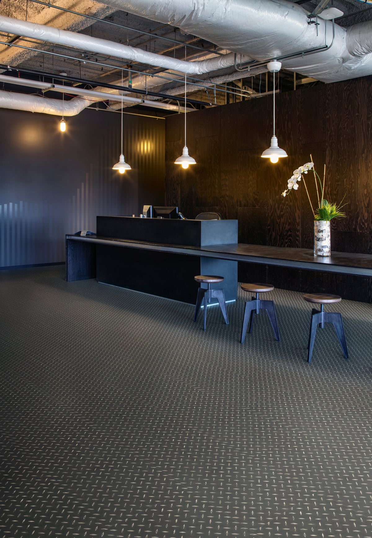 Black Treadplate - Polyflor Expona Design room setting