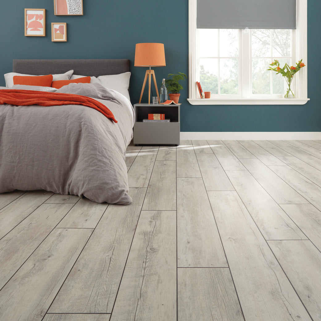 Karndean Van Gogh Light Distressed Oak VGW111T wood-effect LVT 0.55mm sample